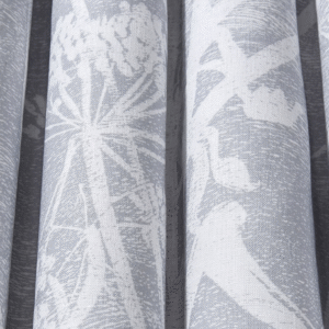 Gordijnstof met een wit silhouetpatroon van fluitenkruid en vogels op een grijze achtergrond uit de Cole and Son Cow Parsley collectie.