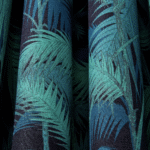Donkerblauw linnen met een tropisch palmbladpatroon in groentinten uit de Cole and Son Palm Jungle collectie.