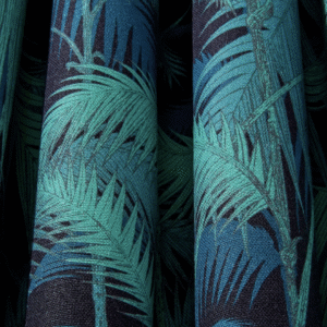 Donkerblauw linnen met een tropisch palmbladpatroon in groentinten uit de Cole and Son Palm Jungle collectie.