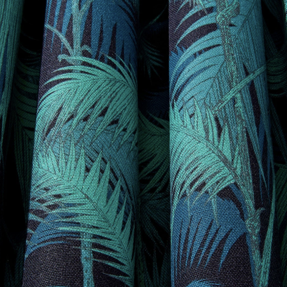 Donkerblauw linnen met een tropisch palmbladpatroon in groentinten uit de Cole and Son Palm Jungle collectie.