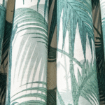 Detail van de Cole and Son Palm Jungle linnenstof met een tropisch bladpatroon in groentinten.