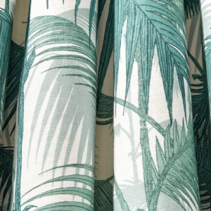 Detail van de Cole and Son Palm Jungle linnenstof met een tropisch bladpatroon in groentinten.
