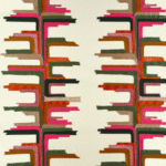 Abstract patroon op stof met kleurrijke, gestileerde vormen in roze, groen, oranje en zwart, uit de Elitis Boty LZ 896-54 collectie.
