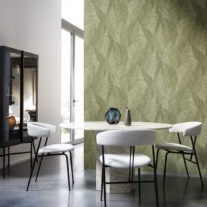 Moderne eetkamer met vier witte stoelen, een ronde tafel van natuursteen en een groene wand met het Tangram Bounty 24020 behang met bladpatroon.