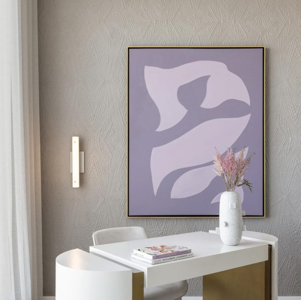 Moderne werkruimte met een witte designstoel, een strak bureau, een vaas met droogbloemen en het abstracte kunstwerk mo2081 aan de muur.