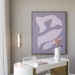 Moderne werkruimte met een witte designstoel, een strak bureau, een vaas met droogbloemen en het abstracte kunstwerk mo2081 aan de muur.