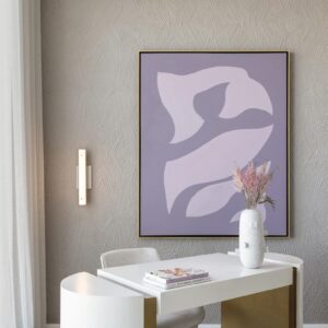 Moderne werkruimte met een witte designstoel, een strak bureau, een vaas met droogbloemen en het abstracte kunstwerk mo2081 aan de muur.