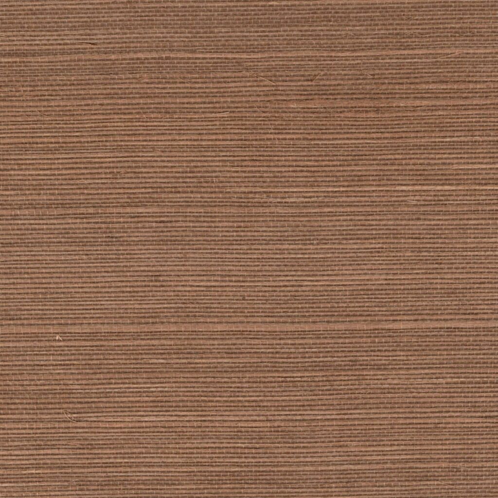Close-up van Elitis Tribus sisal behang in een warme, bruinachtige tint met een fijne horizontale weefstructuur.