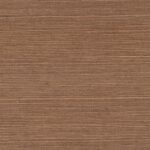 Close-up van Elitis Tribus sisal behang in een warme, bruinachtige tint met een fijne horizontale weefstructuur.