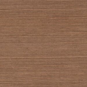 Close-up van Elitis Tribus sisal behang in een warme, bruinachtige tint met een fijne horizontale weefstructuur.