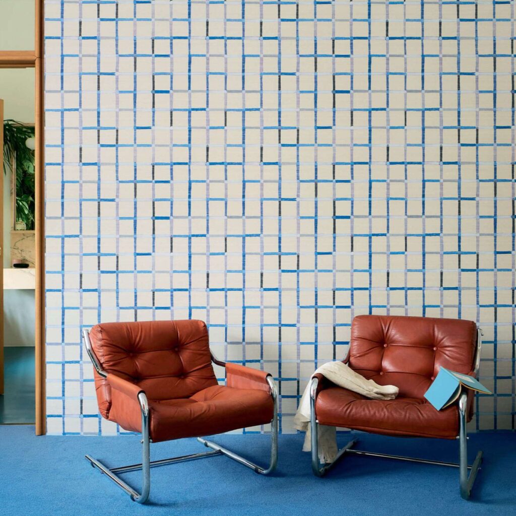 Sfeerfoto van het Blauwe Elitis Frivole behang met blokpatroon op een zijde ondergrond.