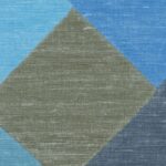 Detail van het blauwe Elitis Twill behang met een zigzag blokpatroon op een zijde ondergrond.