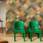 Sfeerafbeelding van een meerkleurig Elitis Twill behang met een zigzag blokpatroon op een zijde ondergrond.