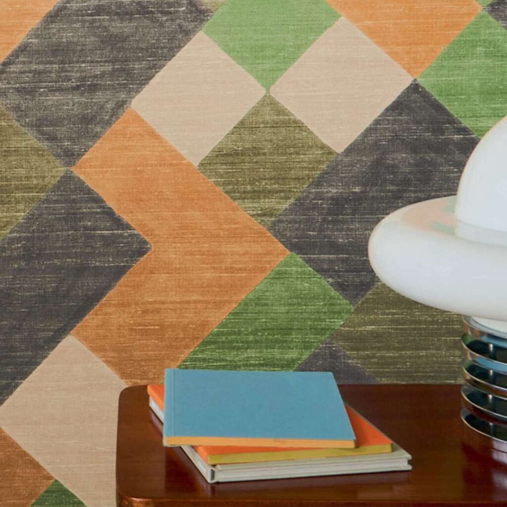 Meerkleurig Elitis Twill behang met een zigzag blokpatroon op een zijde ondergrond.