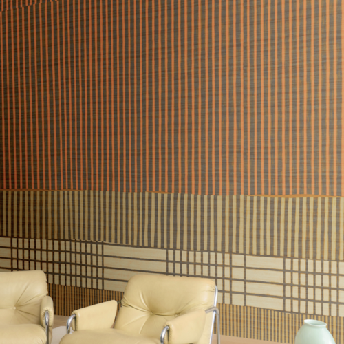 Muur van een grote wandvullende voorstelling met een lijnenspel in warm rood van Elitis: Lignes telluriques