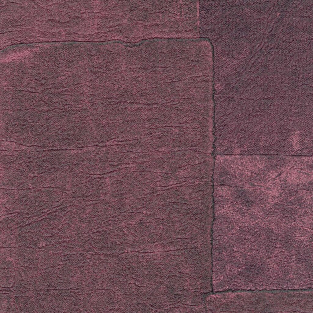 Collage met Elitis Sangpi VP 1018-38 behangstaal in warme tinten, omringd door schildermaterialen op een tafel.