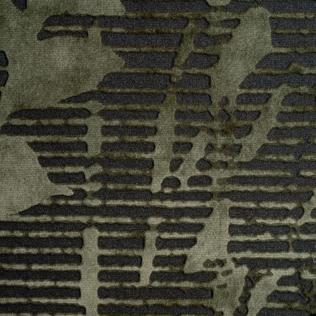 groen textielbehang van Elitis met botanische afbeelding van bladeren op een zachte ondergrond.