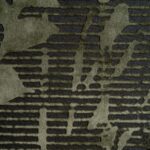 groen textielbehang van Elitis met botanische afbeelding van bladeren op een zachte ondergrond.
