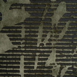 groen textielbehang van Elitis met botanische afbeelding van bladeren op een zachte ondergrond.