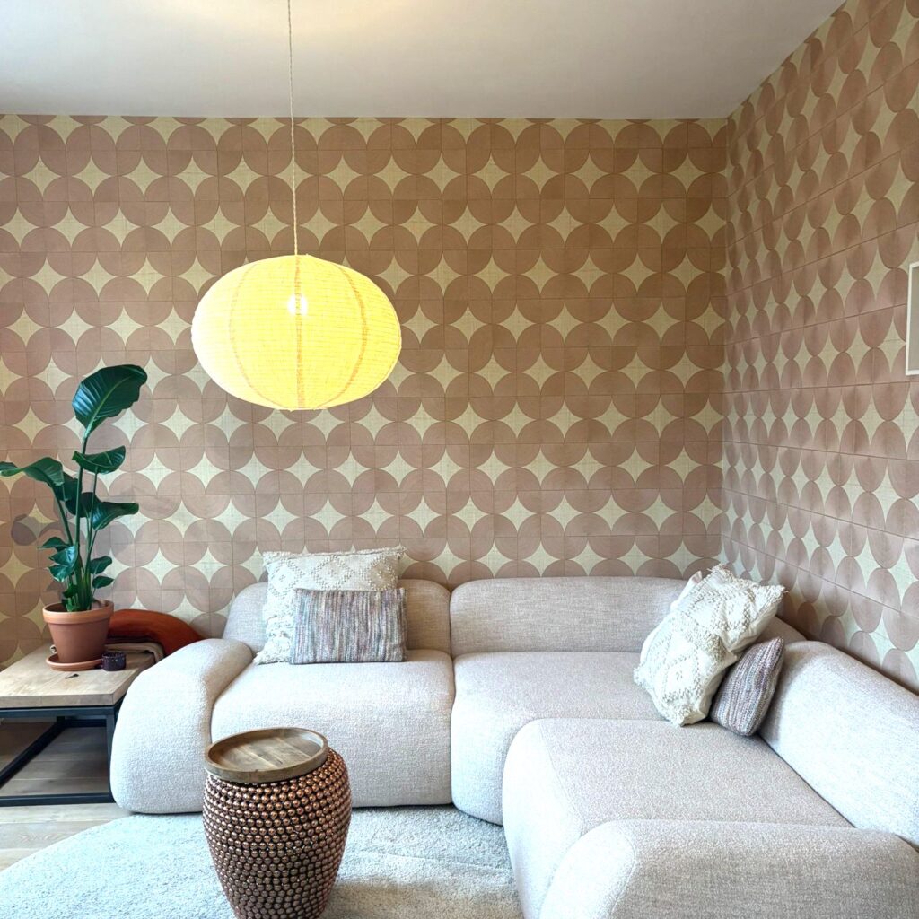 Interieur weergave met het Elitis Cordes sensibles x Veronique de Soutrait Courbes VP 995-90 behang in roze