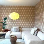 Interieur weergave met het Elitis Cordes sensibles x Veronique de Soutrait Courbes VP 995-90 behang in roze