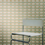 meerkleurig Elitis Rythme behang met een vintage meerkleurig blokpatroon op een creme kleurige zijde