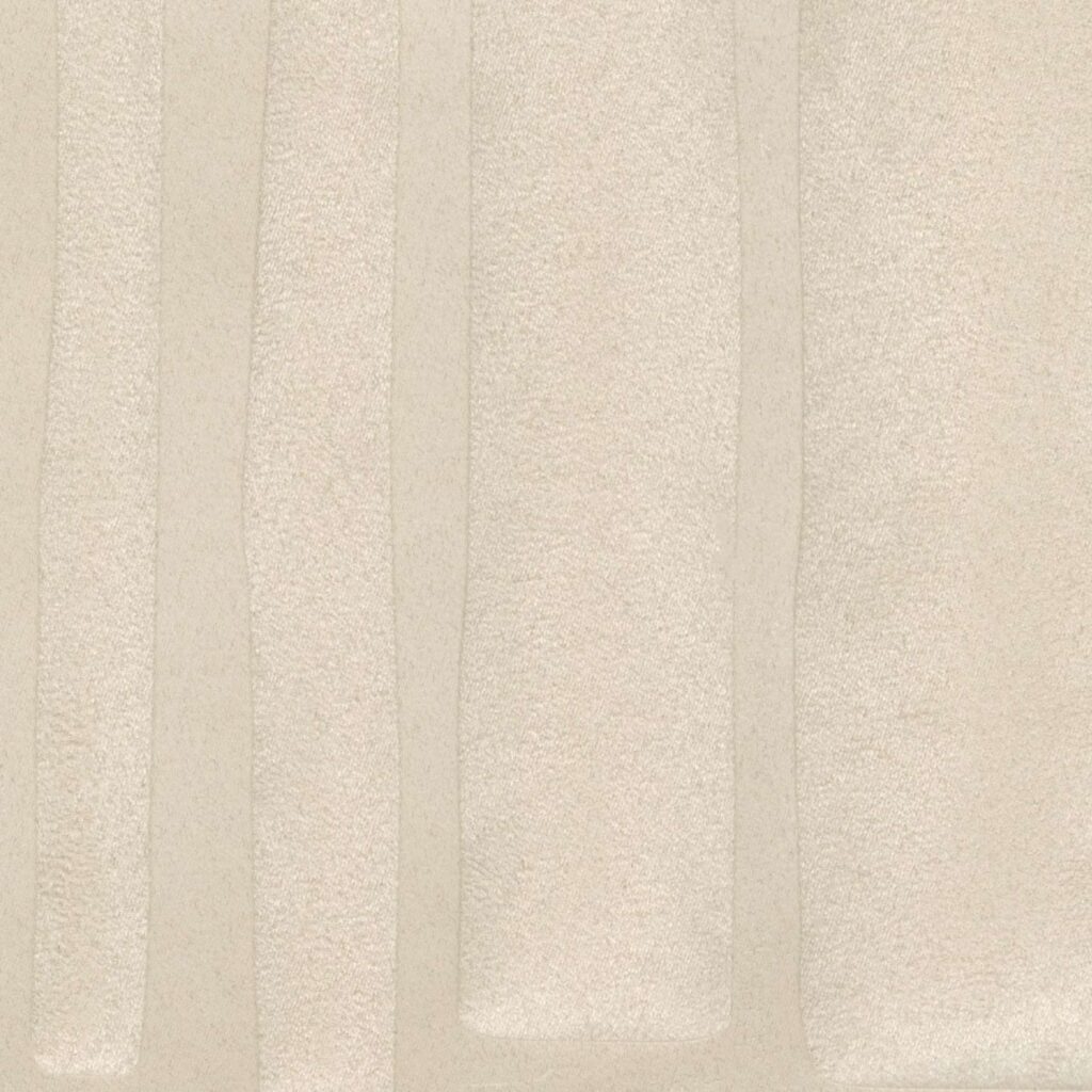 Detail van een creme kleurig 3D akoestisch behang met een willekeurig streeppatroon