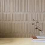 Muurbekleding met een creme kleurig 3D akoestisch behang met een willekeurig streeppatroon