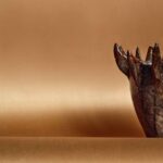 goudkleurig suedine behang