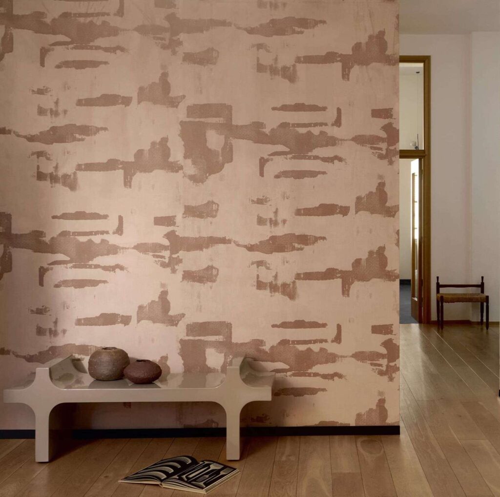 Woonkamer met een bruin kleurig 3D textiel behang met een abstract patroon