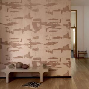 Woonkamer met een bruin kleurig 3D textiel behang met een abstract patroon