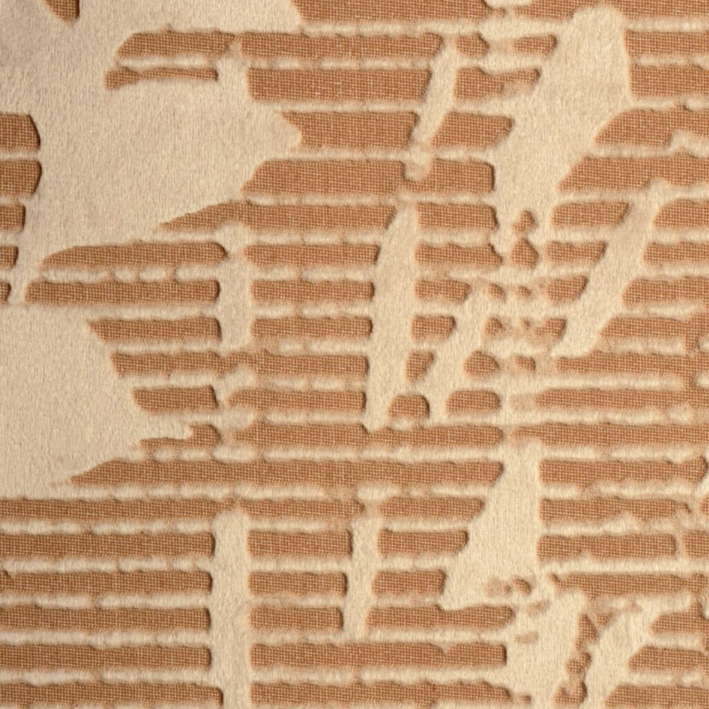 Goudkleurig 3D textielbehang met een botanisch patroon.