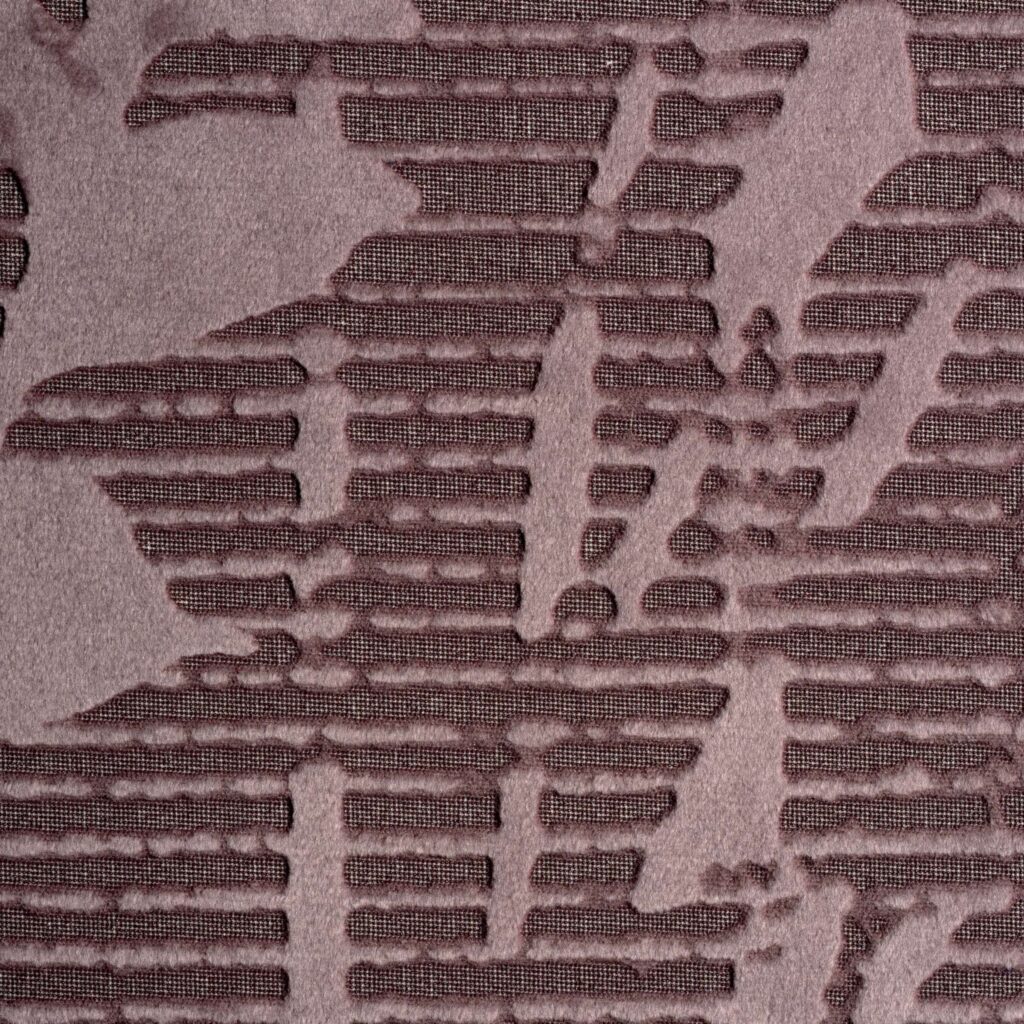 paars textielbehang met botanische afbeelding van bladeren op een zachte ondergrond.