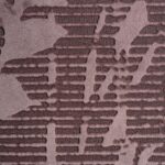 paars textielbehang met botanische afbeelding van bladeren op een zachte ondergrond.