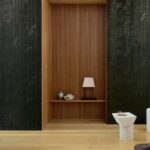 slaapkamer met groen 3D textielbehang met botanische afbeelding van bladeren op een zachte ondergrond.