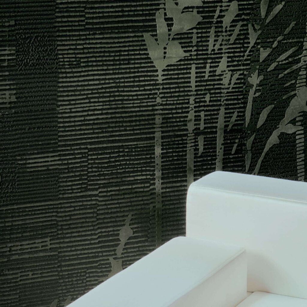Donker groen textielbehang met botanische afbeelding van bladeren op een zachte ondergrond van velours