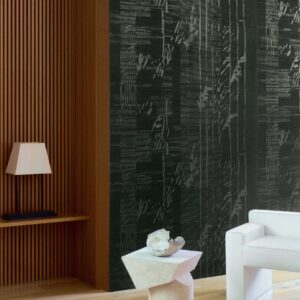 donker groen textielbehang met botanische afbeelding van bladeren op een zachte ondergrond.