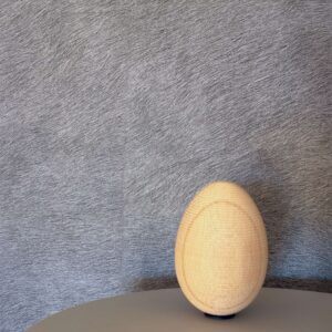 Lichtgrijze textuur van de wandbekleding VP-625-05 met een fijne, borstelige structuur.