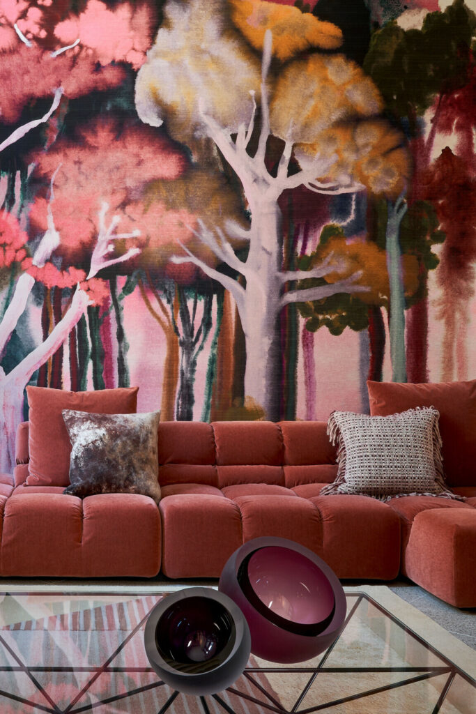 Arte Alaya Banyan behang in kleur Red Blossom (11530) - Interieur impressie