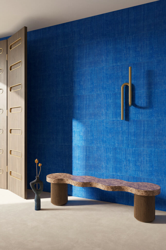 Arte Alaya Katan Silk behang in kleur Cobalt (11506) - Interieur impressie