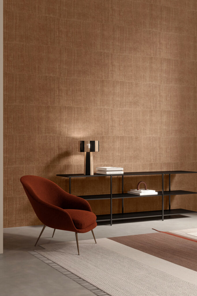 Arte Alaya Katan Silk behang in kleur Tawny (11526) - Interieur impressie