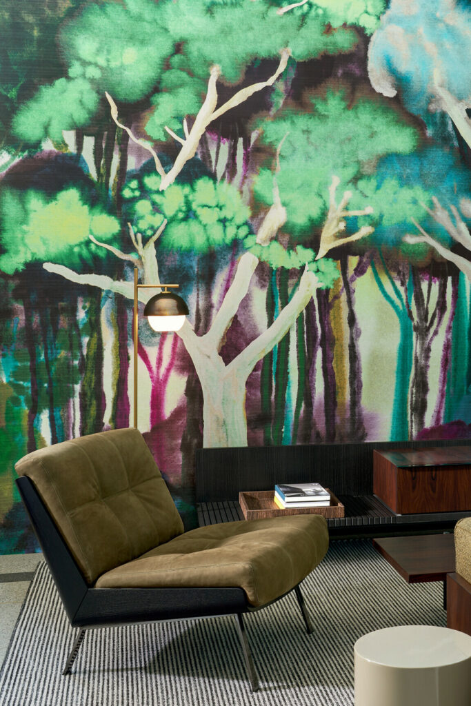 Arte Alaya Banyan behang in kleur Deep Forest (11531) - Interieur impressie