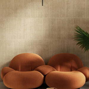 Arte Alaya Katan silk behang in kleur Camel (11513) - Interieur impressie