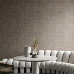 Arte Alaya Katan silk behang in kleur Chocolate (11517) - Interieur impressie