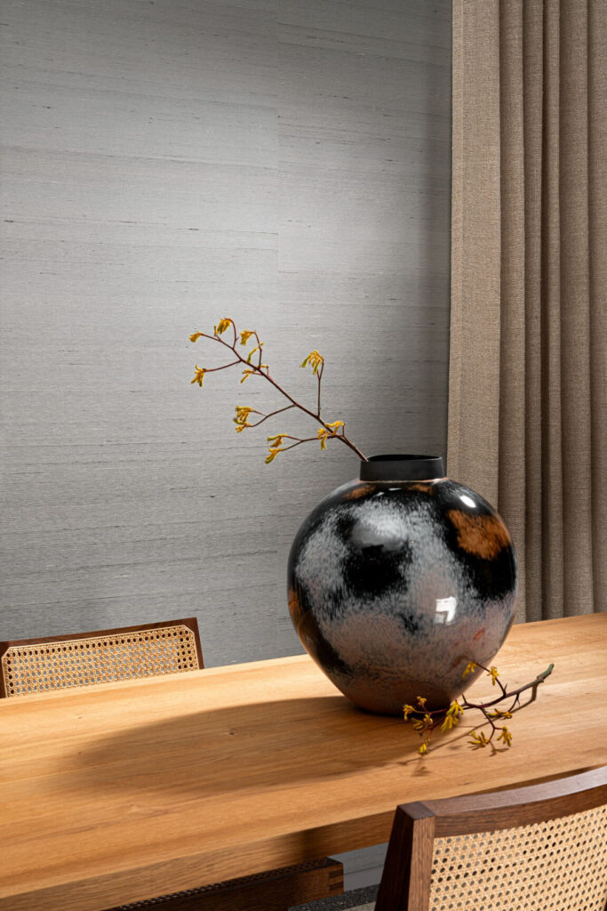 Arte All naturals Dupion behang in kleur Pigeon (87201A) - Interieur impressie