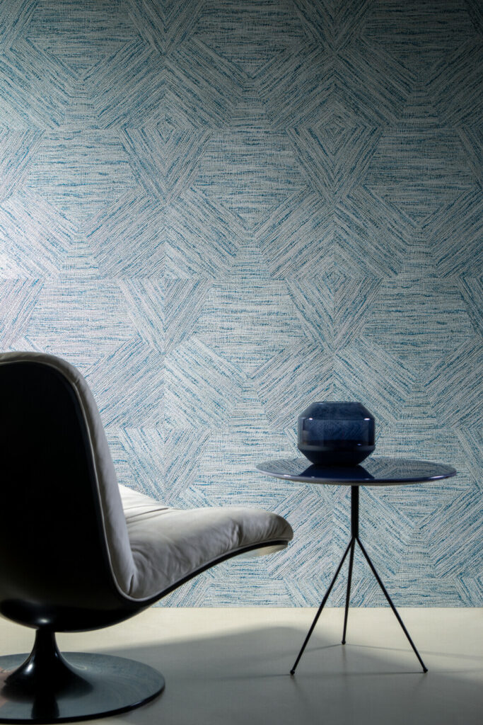 Arte Antigua Pentagono behang in kleur Turquoise (33048) - Interieur impressie