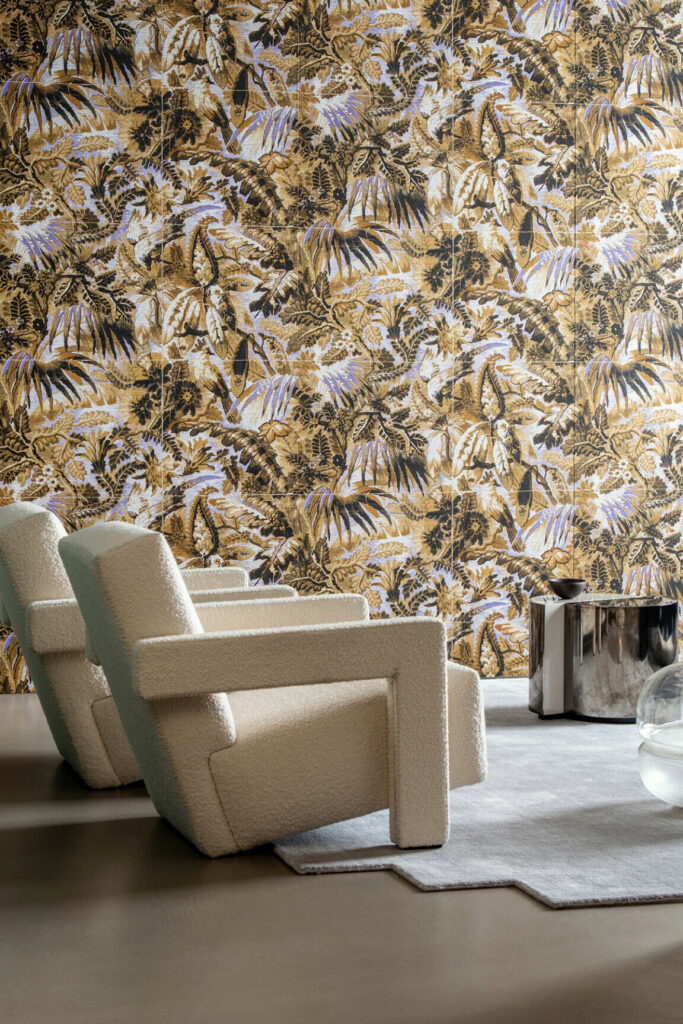 Arte Antigua Tropicali behang in kleur Golden Lilac (33001) - Interieur impressie