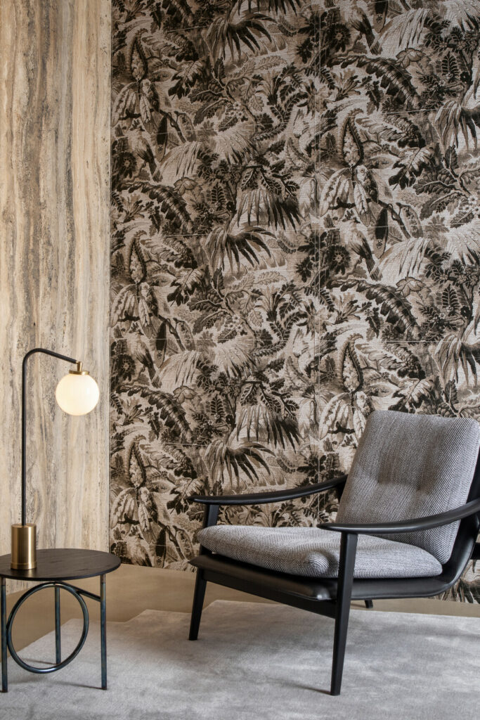 Arte Antigua Tropicali behang in kleur Black Sepia (33003) - Interieur impressie