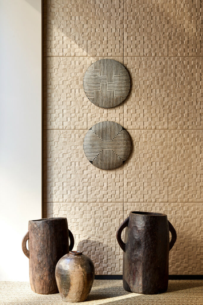 Arte Babylon Adobe behang in kleur Latte (97032) - Interieur impressie