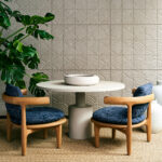 Arte Babylon Terracotta behang in kleur Gargoyle (97012) - Interieur impressie